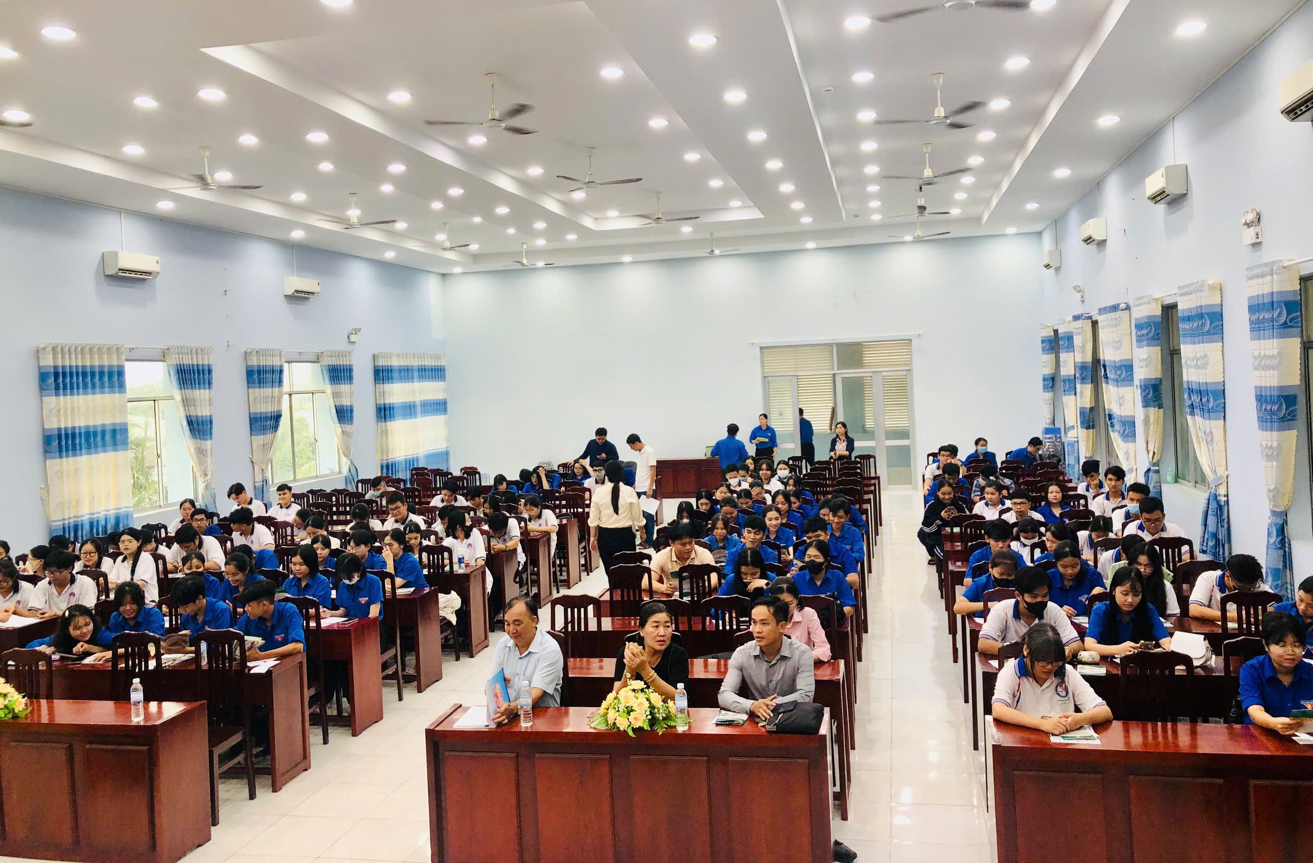 Khach moi va doan vien thanh nien nghe tu van ve co hoi viec lam tai Nhat Ban