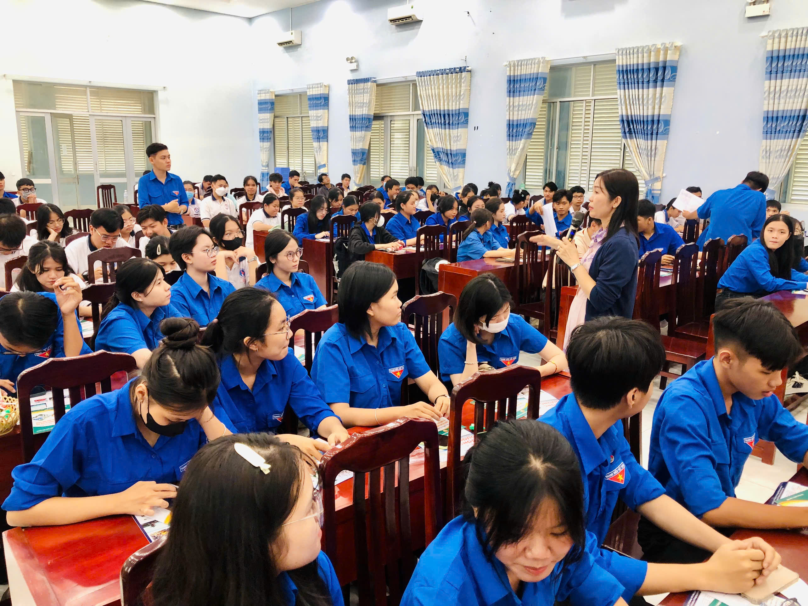 Dai dien Cong ty Hoa Huong Duong trinh bay tai Hoi nghi tu van dua lao dong di lam viec nuoc ngoai