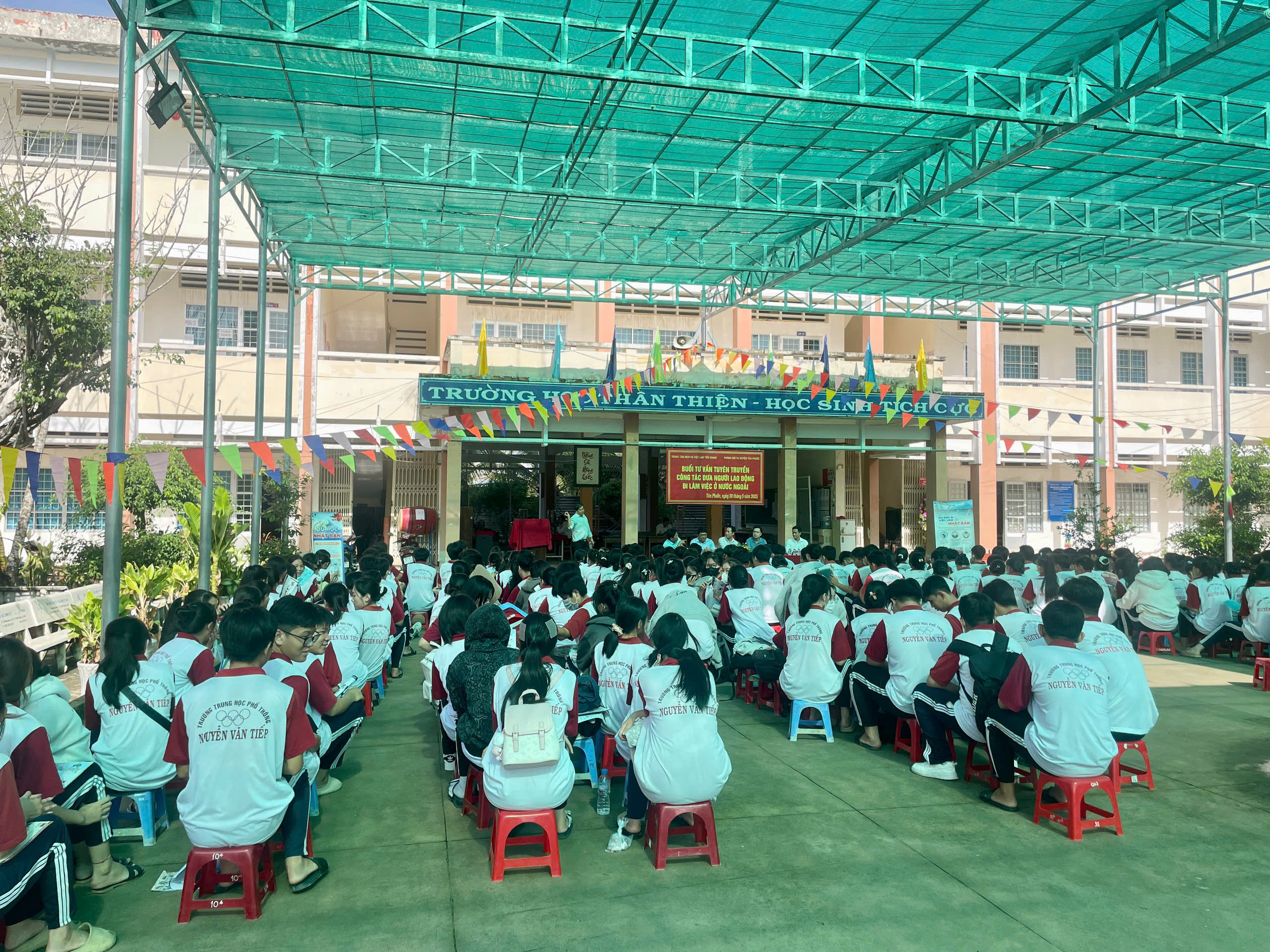 Buoi tu van xuat khau lao dong tai truong thpt nguyen van tiep