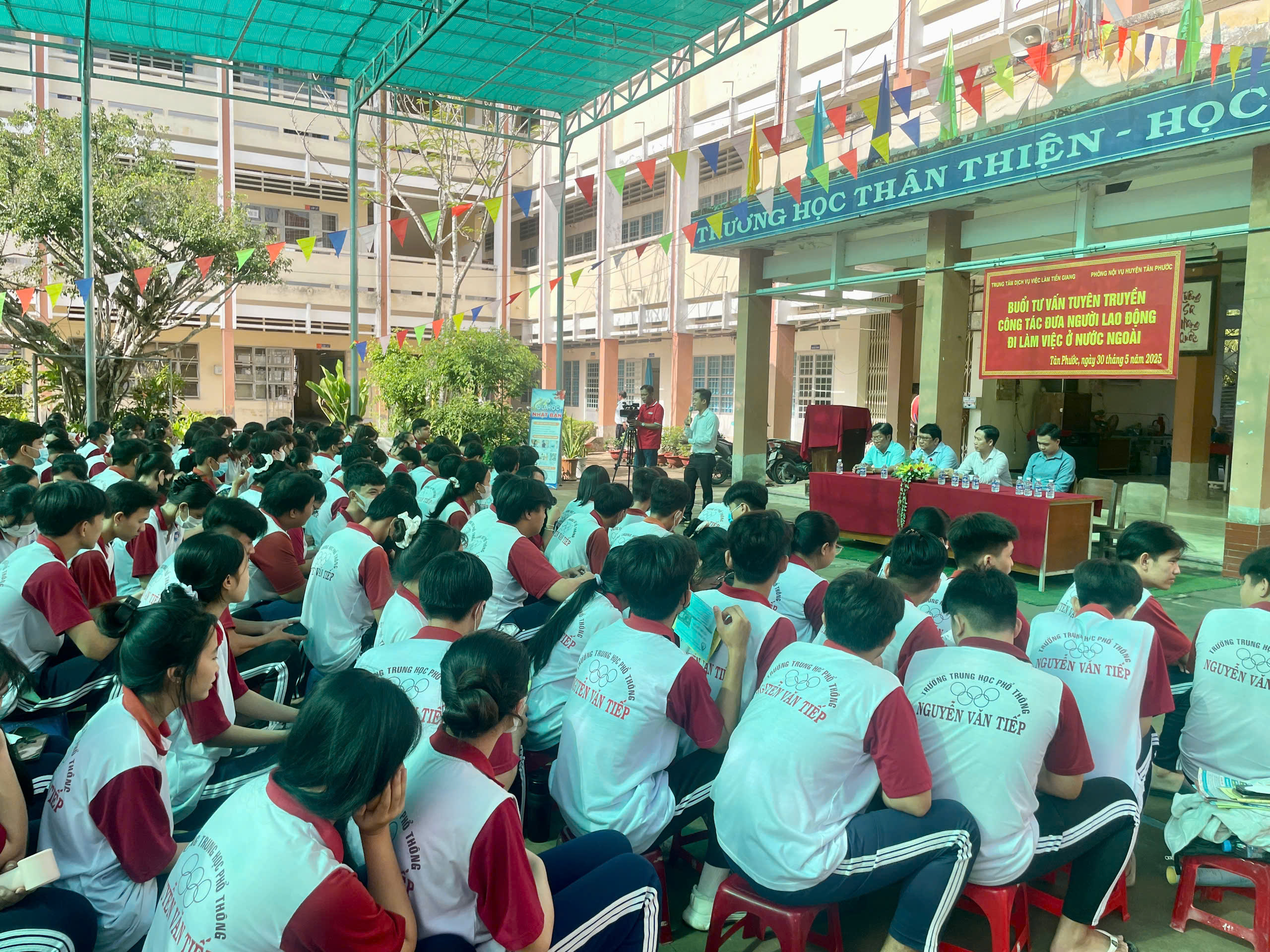 Cong ty hoa huong duong tu van viec lam nuoc ngoai cho hoc sinh