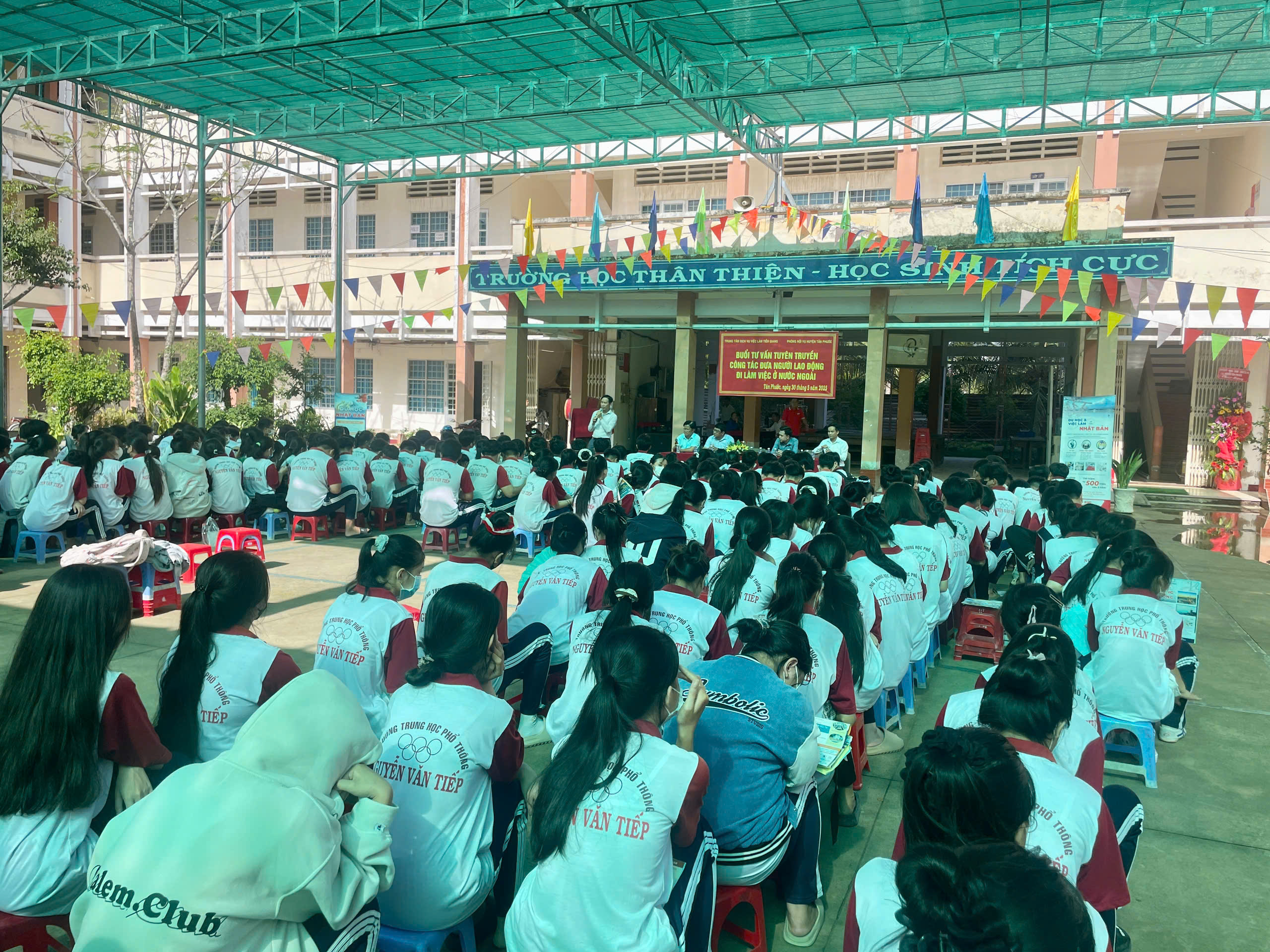 Cong ty hoa huong duong dong hanh cung nguoi lao dong di nhat ban